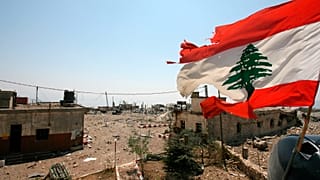 علم لبناني يرفرف فوق معتقل الخيام الإسرائيلي، 16 أغسطس/آب 2006.