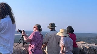 Gente observando el eclipse en Soria.