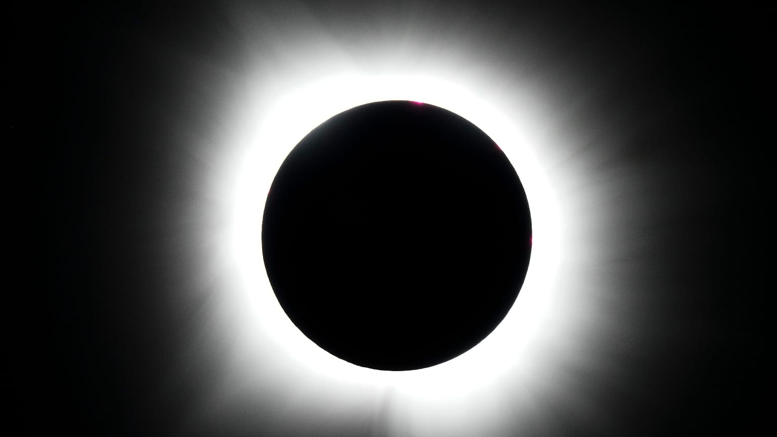 ARCHIVO - Se observa un eclipse solar total desde Arlington, Texas, el 8 de abril de 2024. 