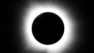 ARCHIVO - Se observa un eclipse solar total desde Arlington, Texas, el 8 de abril de 2024. 