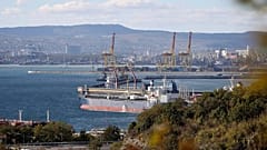 ARCHIWUM – Tankowiec naftowy zacumowany w Noworosyjsku w Rosji, 11 października 2022 r. To jedno z największych terminali ropy i produktów naftowych na południu kraju.