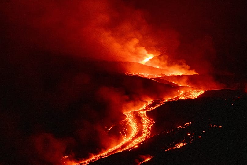 A atividade eruptiva mantém-se no Etna, onde as correntes de lava continuam a descer pelas encostas do vulcão, vista de Serracozzo, perto de Catânia, Itália, 11 de agosto de 2026. 