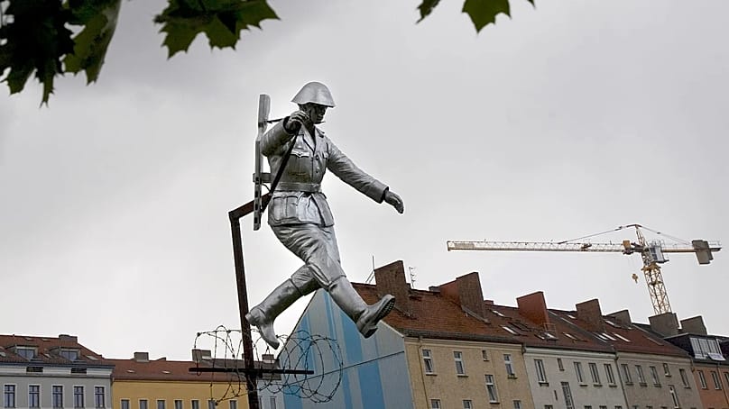 Conrad Schumann gelang die Flucht nach Westberlin. Nicht jeder waghalsige Sprung über die Mauer an der Bernauer Straße war ein Erfolg.