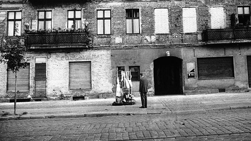 Ein Mann trauert. Nicht alle Fluchten durch die Fenster von Ost- nach Westberlin gingen glimpflich aus.