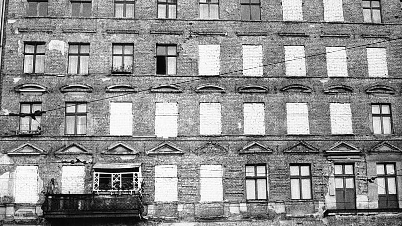 Diese Fenster in einem Wohnhaus entlang der Stadtgrenze in Berlin am 6. Oktober 1961 wurden zugemauert.