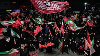 متظاهرون إيرانيون مؤيدون للحكومة يلوحون بالأعلام في تجمع بساحة في طهران، إيران، الثلاثاء 11 أغسطس/آب 2026. (صورة من وكالة أسوشيتد برس/وحيد سالمي)