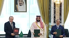 Türkiye, Suudi Arabistan ve Pakistan arasında Ortak Savunma Anlaşması imzalandı.