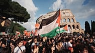 احتجاج في روما بعد اعتراض القوات الإسرائيلية لـ"أسطول الصمود العالمي" قرب كريت، أثناء محاولته كسر الحصار البحري على غزة، 30 أبريل 2026. 