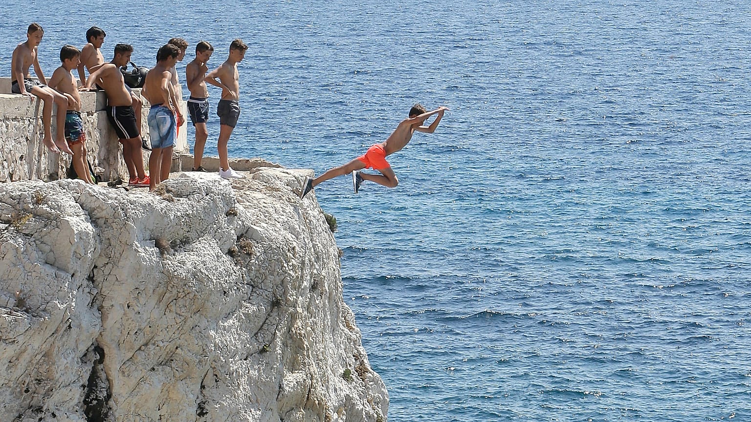 Le phénomène des plongeons depuis la corniche prend de l'ampleur