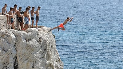 France : à Marseille, les plongeons depuis la corniche, une pratique à risque qui prend de l'ampleur