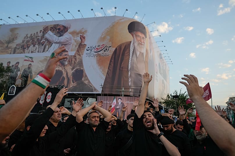 مشيّعون يرددون شعارات خلال جنازة المرشد الإيراني علي خامنئي في ساحة الثورة الإسلامية بطهران، 6 تموز 2026.