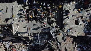 Voluntarios y equipos de rescate utilizan cubos para retirar los escombros de un edificio derrumbado un día después del terremoto en Cali, 11 de agosto de 2026