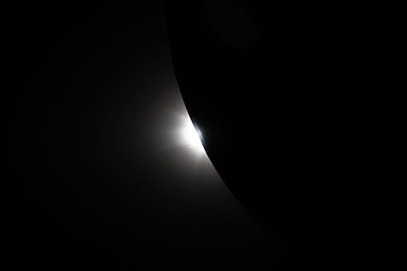 Το πλήρωμα της αποστολής Artemis II κατέγραψε αυτή την εικόνα του Ήλιου, τη στιγμή που αρχίζει να ξεπροβάλλει πίσω από τη Σελήνη, καθώς μια έκλειψη εξέρχεται από τη φάση της ολικότητας κατά τη διάρκεια σεληνιακής διέλευσης, 6 Απριλίου 2026
