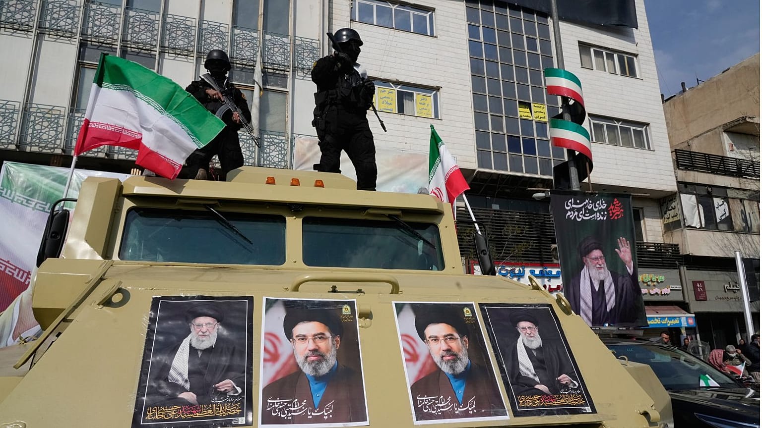 تصویر مجتبی خامنه‌ای، رهبر ایران در دست هواداران جمهوری اسلامی