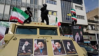 تصویر مجتبی خامنه‌ای، رهبر ایران در دست هواداران جمهوری اسلامی