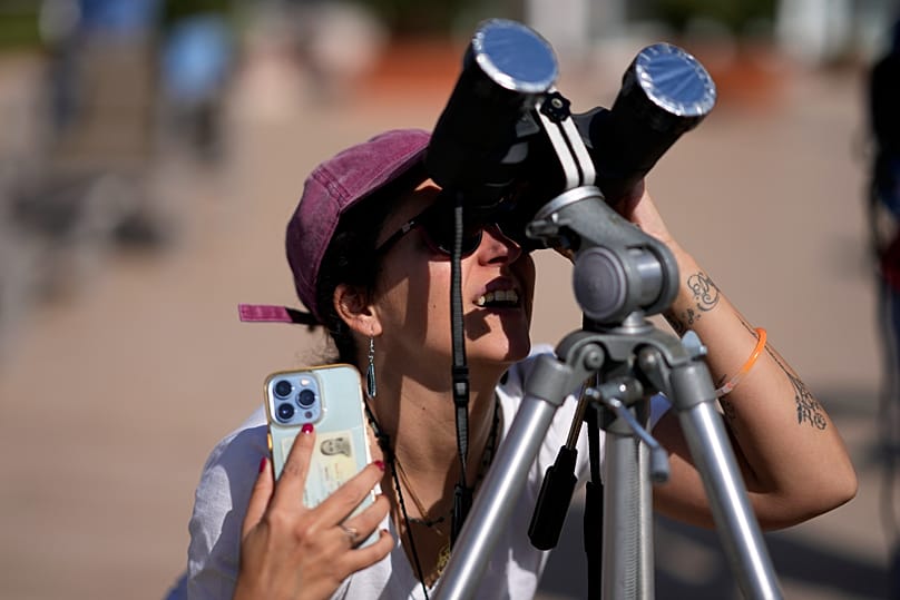 Observar el eclipse a través de los prismáticos es otra opción