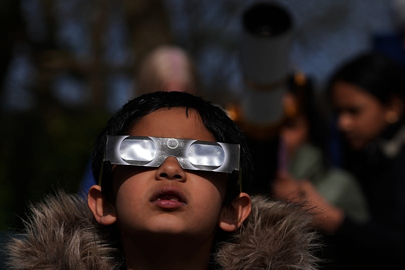 Cuidado con los más pequeños de la casa y con que se quiten las gafas en medio del eclipse
