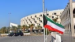 تم تنكيس العلم الكويتي حداداً على وفاة أمير الكويت الشيخ نواف الأحمد الجابر الصباح، في الكويت، السبت 16 ديسمبر 2023. (صورة من وكالة أسوشيتد برس/جابر عبد الخالق)