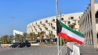 تم تنكيس العلم الكويتي حداداً على وفاة أمير الكويت الشيخ نواف الأحمد الجابر الصباح، في الكويت، السبت 16 ديسمبر 2023. (صورة من وكالة أسوشيتد برس/جابر عبد الخالق)