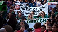 Varias personas se congregan durante una manifestación para protestar por los altos precios de la vivienda en Barcelona, ​​España, el 5 de abril de 2025.
