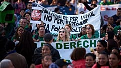 Kilka osób gromadzi się podczas demonstracji przeciw wysokim cenom mieszkań w Barcelonie, Hiszpanii, 5 kwietnia 2025 r.