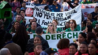 Varias personas se congregan durante una manifestación para protestar por los altos precios de la vivienda en Barcelona, ​​España, el 5 de abril de 2025.