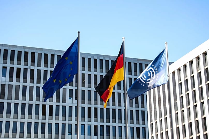 Avrupa Birliği, Almanya ve Bundesnachrichtendienst (BND) bayrakları Berlin'de dalgalanıyor, 11 Eylül 2025.