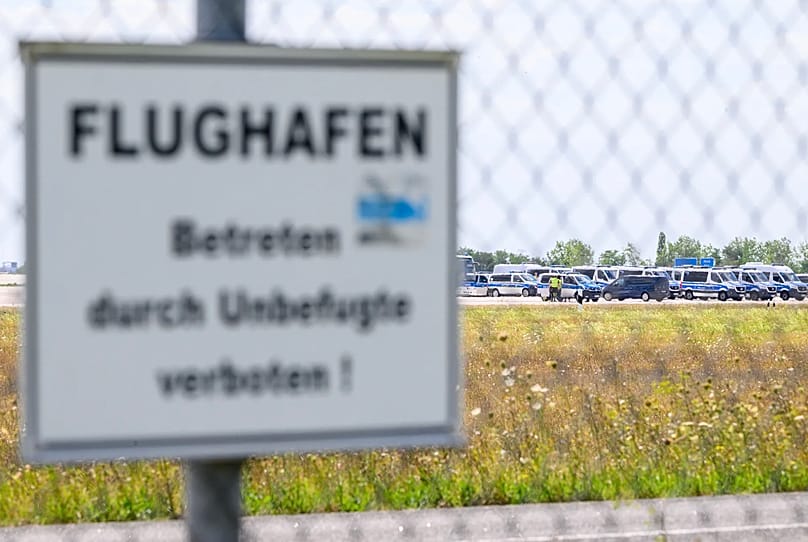 Leipzig/Halle Havalimanı'nın kuzey pisti boyunca polis araçları park halinde, 6 Ağustos 2026.