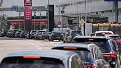 Kolejka na stacji benzynowej w Moskwie, 30 czerwca 2026 r.