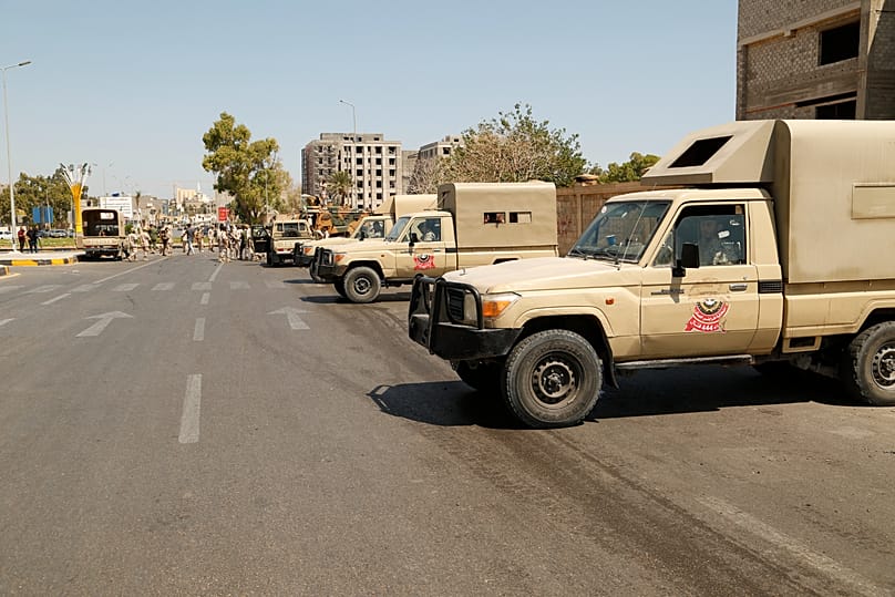 صورة أرشيفية: تمركز قوات وآليات من الجيش الليبي في أحد شوارع العاصمة طرابلس، 22 تموز/يوليو 222