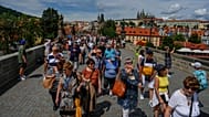 Ένα γκρουπ τουριστών περπατά κατά τη διάρκεια οργανωμένης ξενάγησης στην Πράγα, Τσεχία, Τετάρτη 5 Ιουλίου 2023.