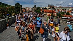Grupa turystów podczas wycieczki z przewodnikiem po Pradze w Czechach w środę 5 lipca 2023 r.
