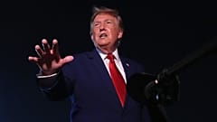 Prezydent USA Donald Trump rozmawia z dziennikarzami po przylocie do bazy Joint Base Andrews, 11 sierpnia 2026 r.