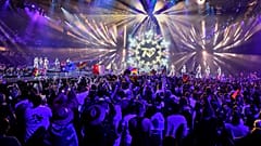 Artyści na scenie podczas zbierania wyników głosowania w wielkim finale 70. Konkursu Piosenki Eurowizji w Wiedniu, 16 maja 2026 roku.