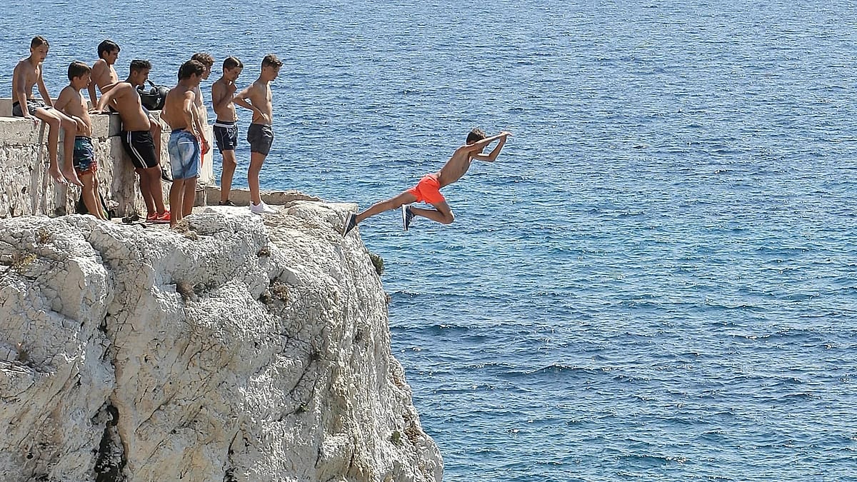 Risky jumps from France’s Marseille corniche rise in popularity Risky jumps from France’s Marseille corniche rise in popularity
