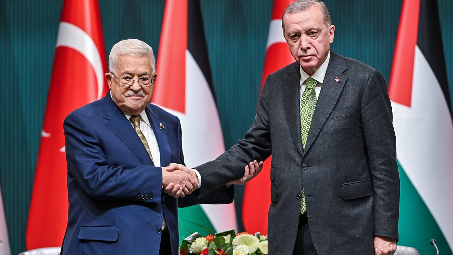 الرئيس التركي رجب طيب أردوغان (يمين الصورة) يصافح الرئيس الفلسطيني محمود عباس في القصر الرئاسي بأنقرة، الثلاثاء 5 مارس/آذار 2024. (ميرت جوكهان كوتش/صور وكالة الاستخبارات الدفا