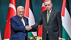 الرئيس التركي رجب طيب أردوغان (يمين الصورة) يصافح الرئيس الفلسطيني محمود عباس في القصر الرئاسي بأنقرة، الثلاثاء 5 مارس/آذار 2024. (ميرت جوكهان كوتش/صور وكالة الاستخبارات الدفا