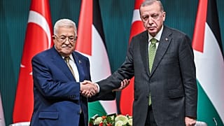 الرئيس التركي رجب طيب أردوغان (يمين الصورة) يصافح الرئيس الفلسطيني محمود عباس في القصر الرئاسي بأنقرة، الثلاثاء 5 مارس/آذار 2024. (ميرت جوكهان كوتش/صور وكالة الاستخبارات الدفا