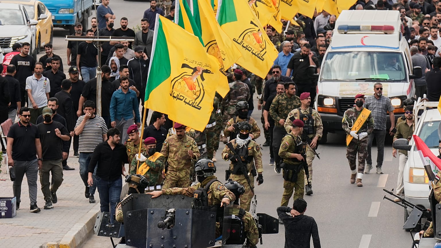 حضر أعضاء من جماعة مسلحة شيعية عراقية جنازة مقاتل من كتائب حزب الله، قُتل في غارة جوية أمريكية في محافظة البصرة جنوب بغداد، العراق، الأربعاء 8 أبريل/نيسان 2026. (صورة من وكالة