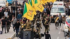 حضر أعضاء من جماعة مسلحة شيعية عراقية جنازة مقاتل من كتائب حزب الله، قُتل في غارة جوية أمريكية في محافظة البصرة جنوب بغداد، العراق، الأربعاء 8 أبريل/نيسان 2026. (صورة من وكالة