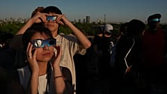 Ludzie obserwują zaćmienie Słońca na wzgórzu Primrose Hill w Londynie, w środę 12 sierpnia 2026 r. (AP Photo/Kirsty Wigglesworth)