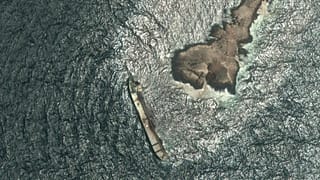 Satellitenbild vom Mittwoch, fünften August 2026: Der Tanker Caroline Bezengi liegt vor Omans Küste auf Grund, teils unter Wasser, und verliert Rohöl.