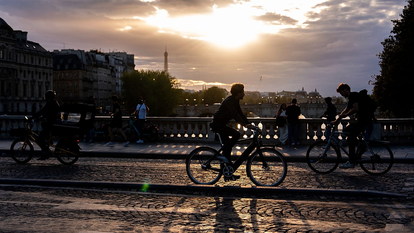 Paris'te bisiklet devrimi: Turistler şehri pedallarla keşfediyor
