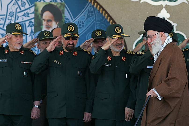 Kommandeure der IRGC, darunter Mohsen Rezaei, salutieren dem obersten Staatsoberhaupt Ayatollah Ali Khamenei in Teheran, 20. Mai 2015