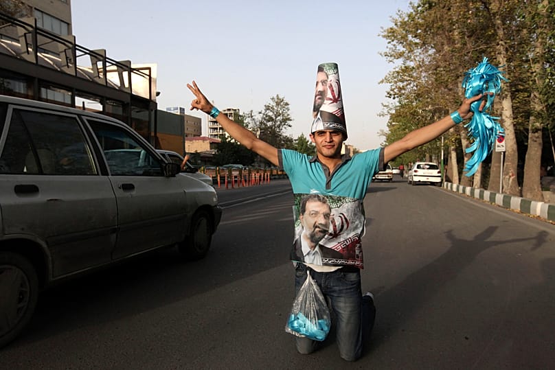 ARCHIV: Ein Unterstützer des iranischen Präsidentschaftskandidaten Mohsen Rezaei, eines früheren Kommandeurs der Revolutionsgarden, nimmt an einer Straßenkundgebung in Teheran teil, am sechsten Juni 2013