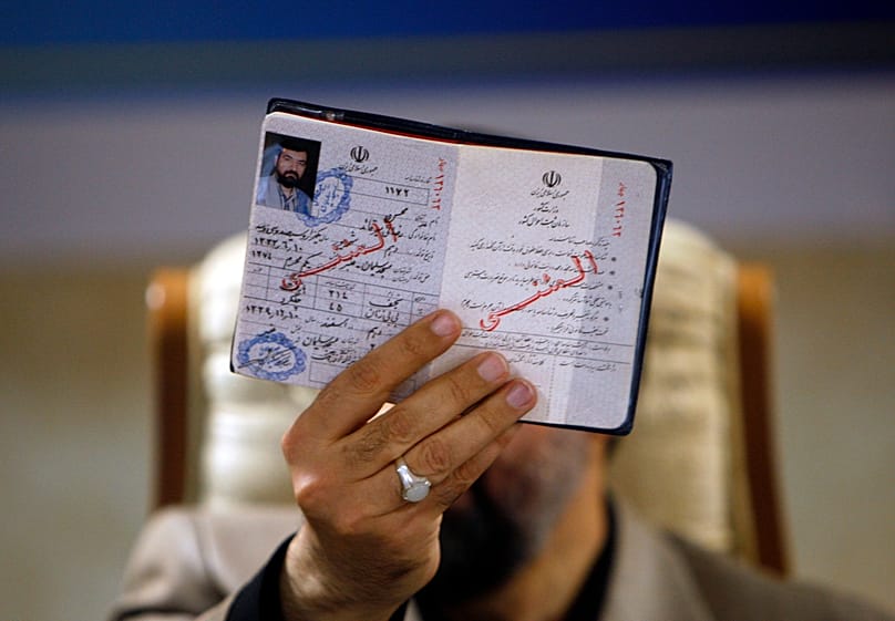 ARCHIV: Der iranische Präsidentschaftskandidat Mohsen Rezaei zeigt seinen Ausweis bei der Registrierung im Innenministerium in Teheran, am achten Mai 2009