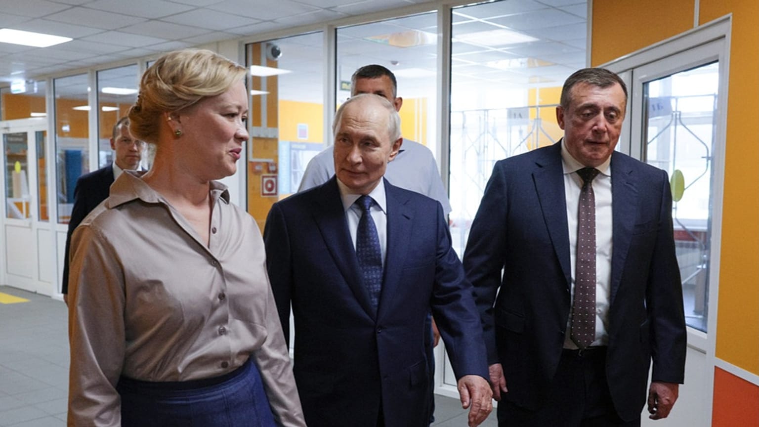 Vladimir Poutine visite une école portant le nom du héros de Russie Eduard Norpolov à Kurilsk, sur Itouroup, la plus grande des îles Kouriles disputées, jeudi 13 août 2026