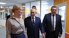 Władimir Putin odwiedza szkołę im. Bohatera Rosji Eduarda Norpolowa w Kurilsku na Iturupie, największej z kwestionowanych Wysp Kurylskich, w czwartek 13 sierpnia 2026 r.