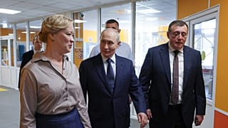 Vladimir Poutine visite une école portant le nom du héros de Russie Eduard Norpolov à Kurilsk, sur Itouroup, la plus grande des îles Kouriles disputées, jeudi 13 août 2026