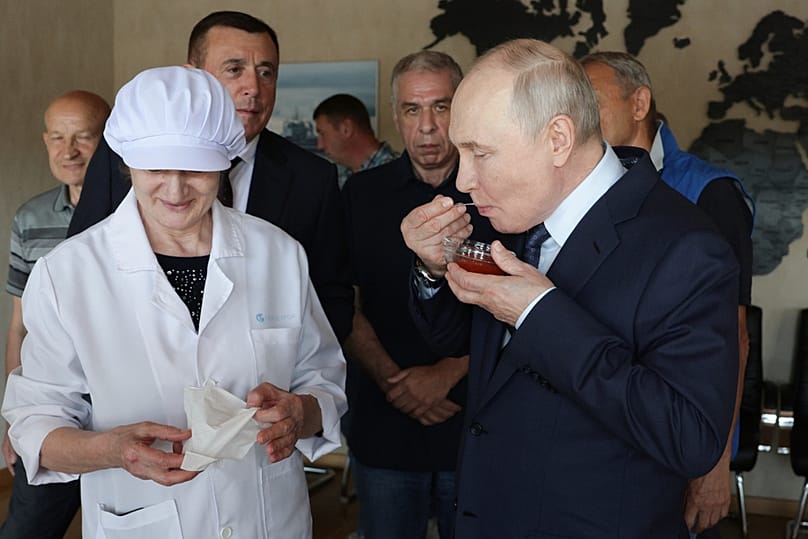 Vladimir Poutine goûte du caviar lors de sa visite du complexe halieutique Yasny dans le village de Kitovoïe, sur Itouroup, la plus grande des îles Kouriles disputées, jeudi 13 août 2026